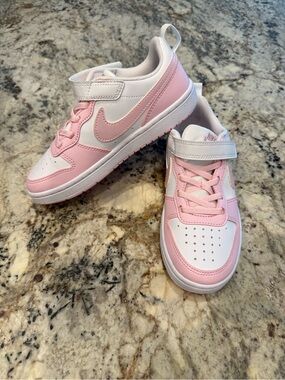 Nike Kids Low-Top Sneakers in Pink and White